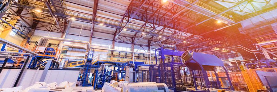 以重工业机械金属加工车间概念为背景的现代操作工厂设备生产带有岩棉
